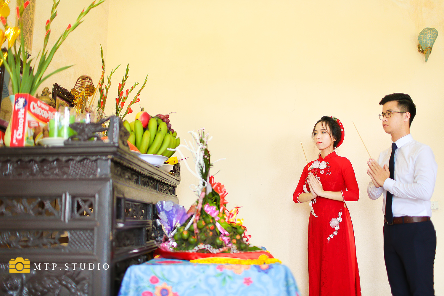 Tận hưởng những thước phim đầy lãng mạn và sáng tạo về đám cưới của chú rể và cô dâu tại Hà Nội. Hãy chứng kiến những khoảnh khắc đáng nhớ về đêm tiệc đầy sắc màu và tình cảm.