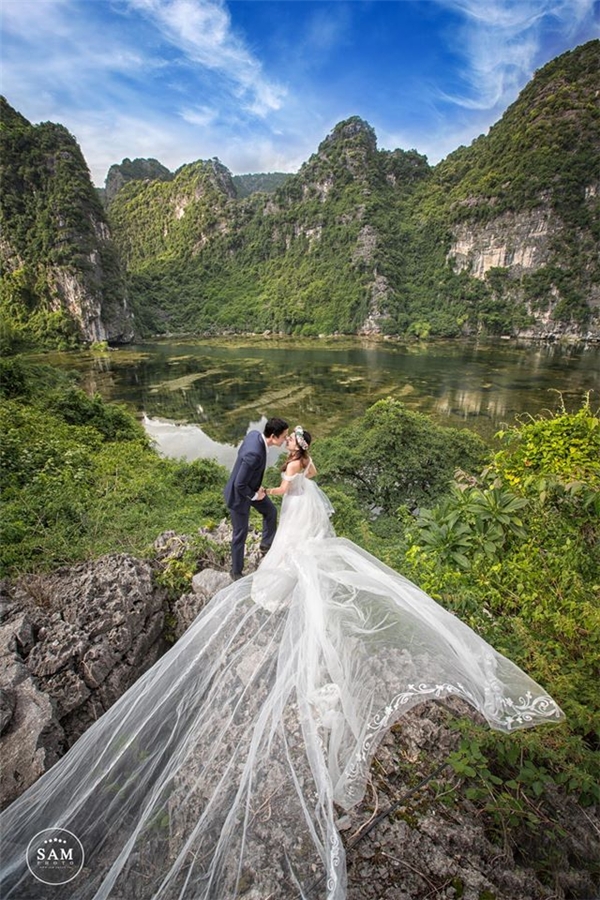 Bộ ảnh cưới Việt Nam được chụp tại những địa điểm đẹp nhất , sẽ khiến bạn bị mê hoặc bởi không gian cổ kính, hay sự tự nhiên xanh tươi của các bãi biển đẹp. Nghệ thuật chụp ảnh được thể hiện tuyệt mỹ qua từng khung hình, khiến cặp đôi trông rực rỡ và lộng lẫy hơn.