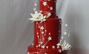 Bánh cưới tròn màu đỏ trang trí hoa dây trắng - Blog Marry