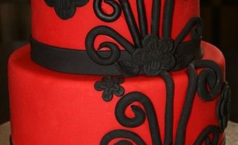 Bánh cưới màu đỏ họa tiết trang trí màu đen - Blog Marry