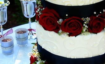 Bánh cưới 3 tầng trang trí hoa hồng đỏ - Blog Marry