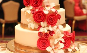 Bánh cưới nhiều tầng hoa màu đỏ và trắng - Blog Marry