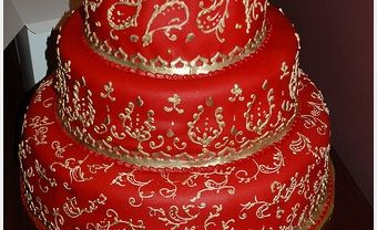 Bánh cưới màu đỏ 3 tầng hoa văn vàng ánh kim - Blog Marry