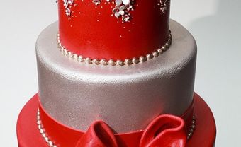 Bánh cưới màu đỏ và bạc - Blog Marry