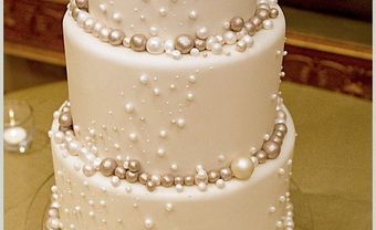 Bánh cưới màu trắng trang trí ngọc trai - Blog Marry