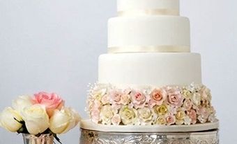 Bánh cưới màu trắng nhiều tầng - Blog Marry