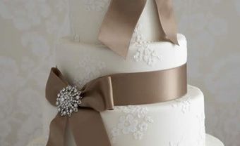 Bánh cưới màu trắng trang trí ruy băng nâu - Blog Marry