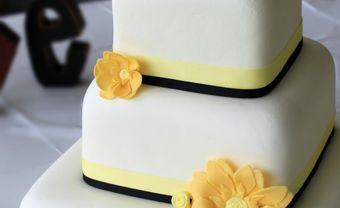 Bánh cưới vuông màu trắng-vàng - Blog Marry