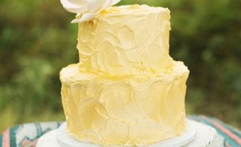 Bánh cưới màu vàng hai tầng nhỏ xinh - Blog Marry