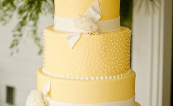 Bánh cưới nhiều tầng màu vàng - Blog Marry