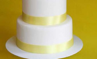 Bánh cưới trắng ruy băng vàng - Blog Marry
