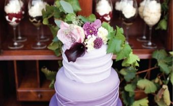 Bánh cưới màu tím pastel nhiều tầng - Blog Marry