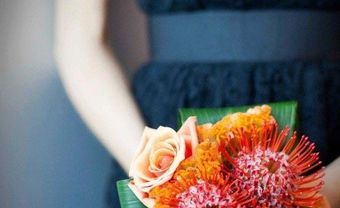 Hoa cưới cầm tay màu cam kết từ hoa cúc Pincushion - Blog Marry