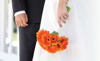 Hoa cưới cầm tay màu cam kết từ hoa cúc đồng tiền - Blog Marry