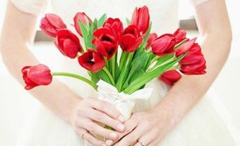 Hoa cưới cầm tay đơn giản với những cành tulip đỏ - Blog Marry