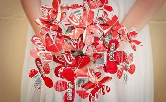 Hoa cưới cầm tay độc đáo làm từ vỏ lon Coca - Blog Marry