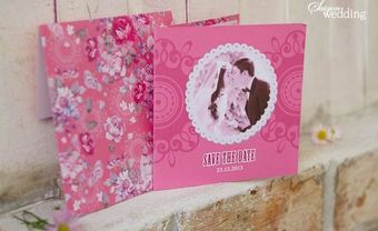 Thiệp cưới đẹp màu hồng in hình cô dâu chú rể - Blog Marry