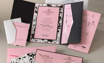 Thiệp cưới đẹp màu hồng phối hoa văn đen trắng - Blog Marry