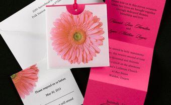 Thiệp cưới đẹp màu hồng cánh sen in hoa đồng tiền - Blog Marry