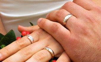 Cách đeo nhẫn cưới và nhẫn đính hôn cùng lúc - Blog Marry