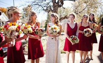 Váy phụ dâu dáng ngắn màu đỏ đô nổi bật - Blog Marry