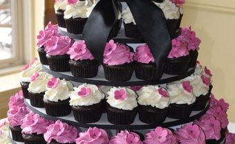 Bánh cưới đẹp hình váy cô dâu cách điệu từ cupcake - Blog Marry