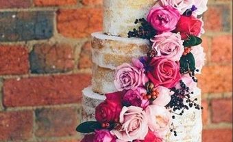 Bánh cưới đẹp thiết kế cổ điển kết hoa tươi dáng thác đổ - Blog Marry