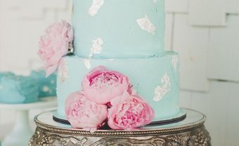 Bánh cưới đẹp tông xanh pastel điểm mẫu đơn hồng - Blog Marry