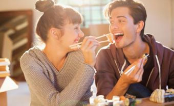 6 lí do bạn nên yêu một người lớn tuổi "ngay và luôn" - Blog Marry