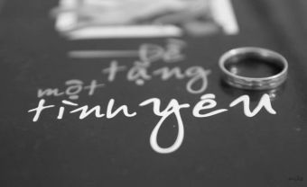 Tay nắm chặt tay mình sánh đôi - Blog Marry