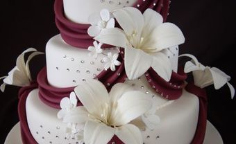 Bánh cưới đẹp tuyệt với hoa Lily sống động - Blog Marry