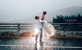 Ảnh cưới đẹp ngỡ ngàng dưới trời mưa - Blog Marry