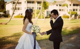 Khoảnh khắc lay động con tim khi lần đầu chú rể nhìn thấy cô dâu của đời mình - Blog Marry