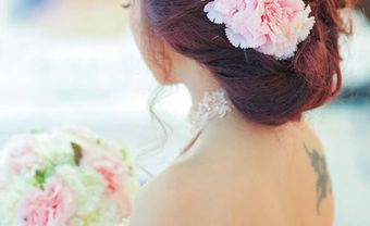 Kiểu Tóc Búi Trễ Cài Hoa Lãng Mạn Cho Cô Dâu Thật Hoàn Hảo - Blog Marry