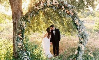 Cổng hoa hình tròn thẳng đứng độc đáo cho đám cưới ngoài trời - Blog Marry