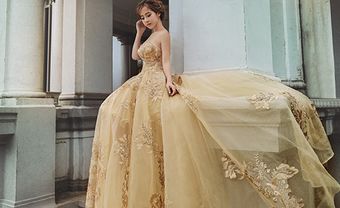 Váy cưới xuyên thấu giúp cô dâu khoe ba vòng gợi cảm - Blog Marry