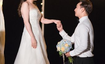 MC Thành Trung quỳ gối cầu hôn bạn gái bên bờ biển lãng mạn - Blog Marry