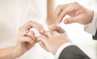 Cách làm sạch và bảo quản hiệu quả cho từng loại nhẫn đính hôn - Blog Marry