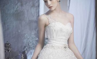 Những lưu ý để cô dâu gợi cảm hơn với váy cưới vai lệch - Blog Marry