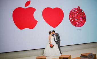 Bộ ảnh cưới đặc biệt của cặp đôi đam mê Apple Store - Blog Marry