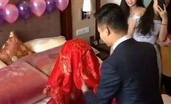 Mở khăn phủ đầu cô dâu, chàng rể vội lấy tay che mắt vì quá bất ngờ - Blog Marry