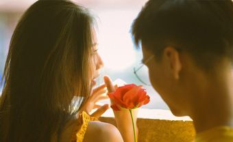 6 Dấu hiệu nhận rõ chàng trai thật lòng yêu bạn hay chỉ giả vờ - Blog Marry