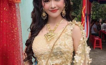 CĐM thi nhau truy tìm danh tính của cô dâu xinh đẹp trong trang phục Khmer đeo vàng đầy người - Blog Marry