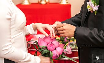 SỬ DỤNG HOA SEN CẦM TAY TRONG HÔN LỄ, TẠI SAO KHÔNG? - Blog Marry